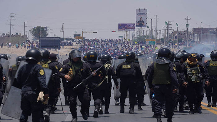 La región peruana de Ica ha registrado varios enfrentamientos entre policías y campesinos al conmemorarse un año de las protestas contra Dina Boluarte.