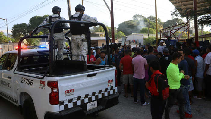 Un activista insistió en que la ley señala que los migrantes pueden acceder a documentos con el que puedan estar legalmente en México.