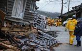 Bomberos y cuerpos de seguridad continúan las labores de búsqueda y rescate de sobrevivientes del sismo de magnitud 7.6 en la prefectura de Ishikawa.