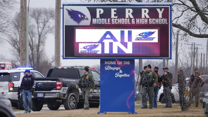 El sheriff del condado de Dallas, Adam Infante, manifestó que el tiroteo ocurrió antes de iniciar las clases, por lo que habían pocas personas en el centro docente.