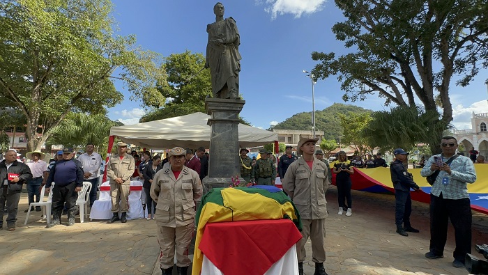 El traslado de sus restos mortales cu0brirá un trazado de poco más de mil kilómetros, en ceremonia patriótica y de carácter histórico en la que participa una representación del pueblo venezolano.