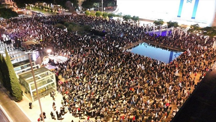 Desde hace varias semanas se suceden protestas contra la guerra en la llamada Plaza de los Secuestrados, en Tel Aviv.