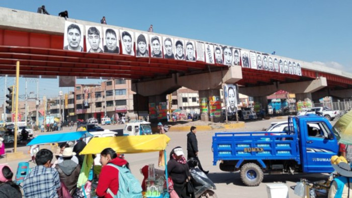 Asi luce el puente del bypass en Juliaca, recordando a los 18 asesinados por el régimen usurpador de Dina Boluarte y sus cómplices del Congreso golpista
