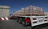 Camiones egipcios cargados con medicamentos, agua y comida cruzan el paso fronterizo con la Franja de Gaza. 