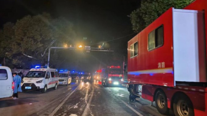 Imágenes de video publicadas por CCTV mostraron varios camiones de bomberos y otros vehículos de respuesta de emergencia alineados frente a una hilera de negocios.