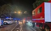 Imágenes de video publicadas por CCTV mostraron varios camiones de bomberos y otros vehículos de respuesta de emergencia alineados frente a una hilera de negocios.