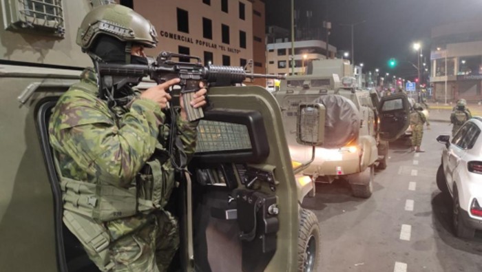 Ecuador renuncia a la posibilidad de juzgar  infracciones cometidas por el personal militar o civil de los Estados Unidos.