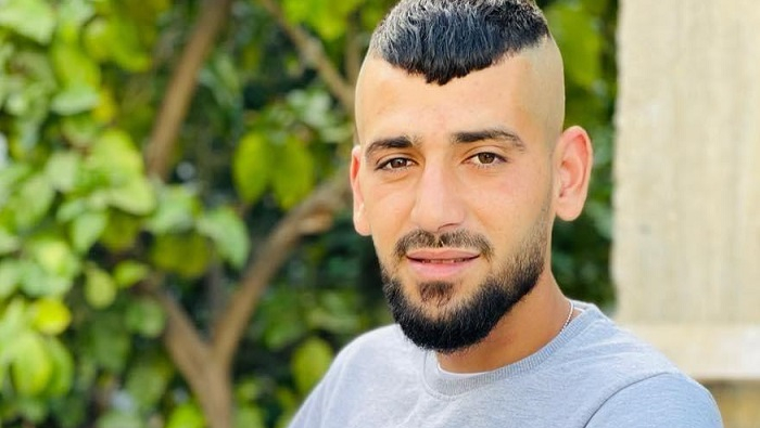 El joven, identificado como Qassam Ahmad Yasin, recibió un disparo en el abdomen que le provocó graves heridas.