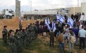 Familiares de rehenes y derechistas israelíes protestaron para impedir la ayuda humanitaria en el cruce de Kerem Shalom.