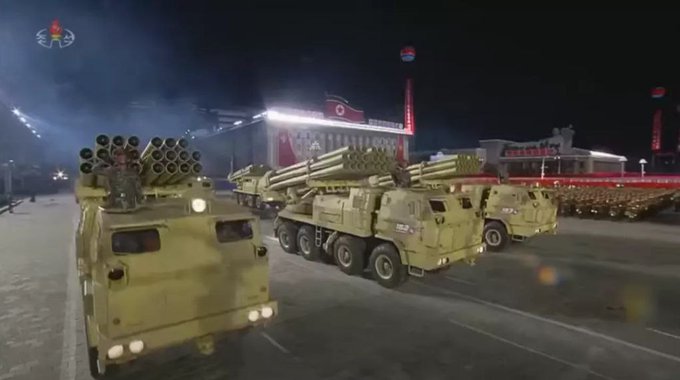 En enero del año pasado, el líder norcoreano, Kim Jong-un, se refirió a un nuevo modelo de lanzacohetes múltiple de 600 milímetros como un arma capaz de ser equipada con cabezas nucleares tácticas.