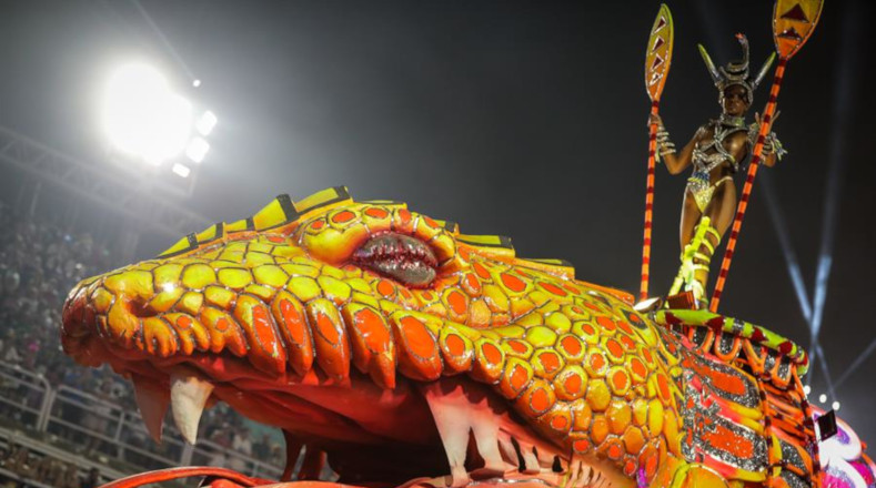 El Carnaval de Río de Janeiro, la fiesta más emblemática de Brasil, será visitado por unos siete millones de personas, entre turistas nacionales y extranjeros, dejándole una potente inyección monetaria a la economía de la ciudad.