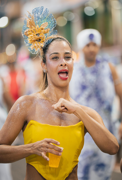 Los orígenes del Carnaval de Bahía tienen lugar al aire libre, en la calle y es gratuito, lo cual permite un acceso y una participación más directa de las personas.