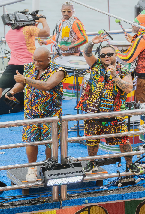 El ritmo afrobrasileño ha hecho de Salvador la capital musical de Bahía con canciones, música y baile, en el que la fiesta dura toda una semana.