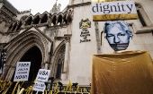 Cientos de cintas doradas con “¡Liberen a Julian Assange ahora!” fueron atadas a la valla de la corte londinense.