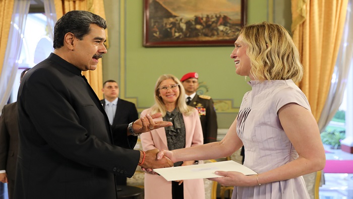 La embajadora de la República de Serbia, Katarina Andri, también entregó sus cartas credenciales al jefe de Estado venezolano.