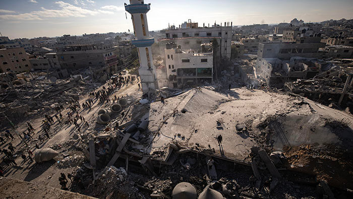 Israel mantiene sus ataques contra la ciudad de Rafah, que alberga más de 1.5 millones de desplazados palestinos.