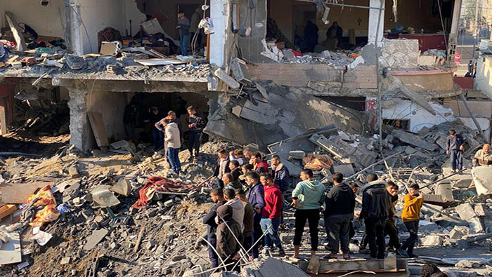 Equipos de defensa civil y ciudadanos recuperaron los cuerpos de cinco personas de debajo de los escombros de una casa en el noreste de Khan Yunis.