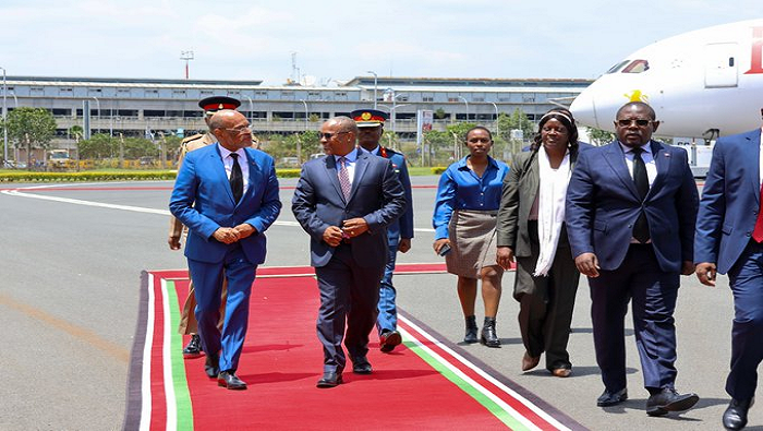 El primer ministro haitiano fue recibido en el aeropuerto internacional de Jomo-Kenyatta, con honores militares.