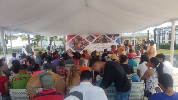 Cultoras y cultores llenan con su alegría la plaza Bolivar de #SanFelipe para participar en el registro de La Gran Mision ¡Viva Venezuela! Mi Patria Querida .