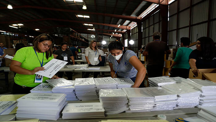 El TSE salvadoreño alista el material electoral para los comicios de este 3 de marzo.