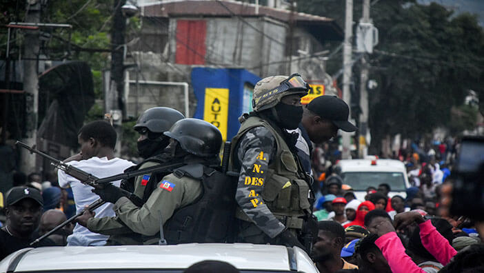 Haití vive una ola de violencia sin precedentes marcada por el aumento de los enfrentamientos entre la Policía y las pandillas en la capital del país caribeño.