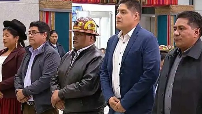 El cabildo de las organizaciones sociales afines a Arce, que se realizó en la ciudad de El Alto en octubre de 2023, resolvió “ajustar el gabinete ministerial, viceministerios y otras dependencias del Estado