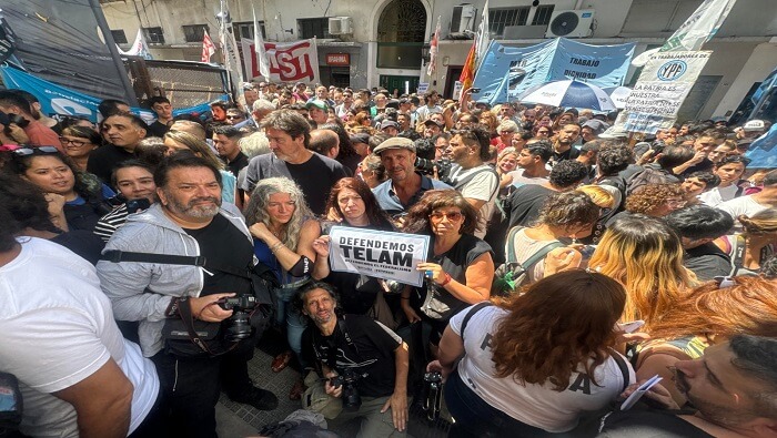 Cientos de personas participaron de un abrazo simbólico a la agencia Télam tras su cierre.