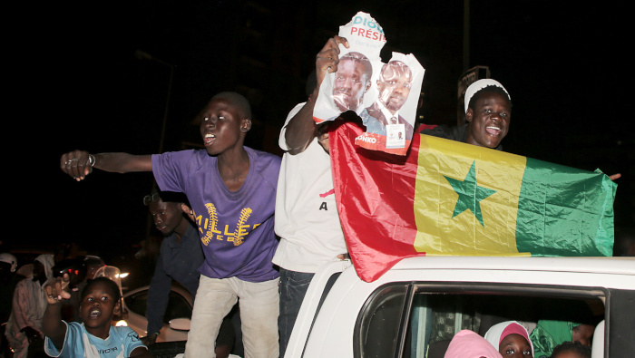 Luego de conocerse los primeros recuentos de los comicios, ciudadanos senegaleses comenzaron a celebrar en las calles la aparente victoria electoral de Faye.