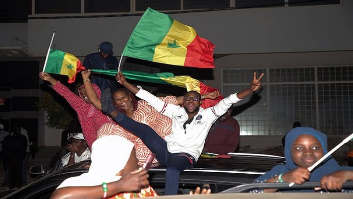Seguidores de Bassirou Diomaye Faye celebraron los resultados de la jornada electoral.