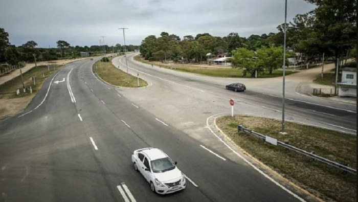 Las autoridades aducen que la futura autopista prevé descongestionar el tránsito en la ruta que va de Canelones y Montevideo.