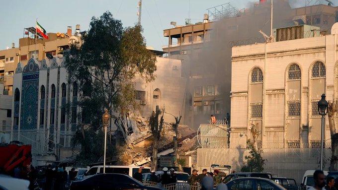 El ataque aéreo destruyó el edificio del consulado en la capital, Damasco, y mató al menos a siete funcionarios.
