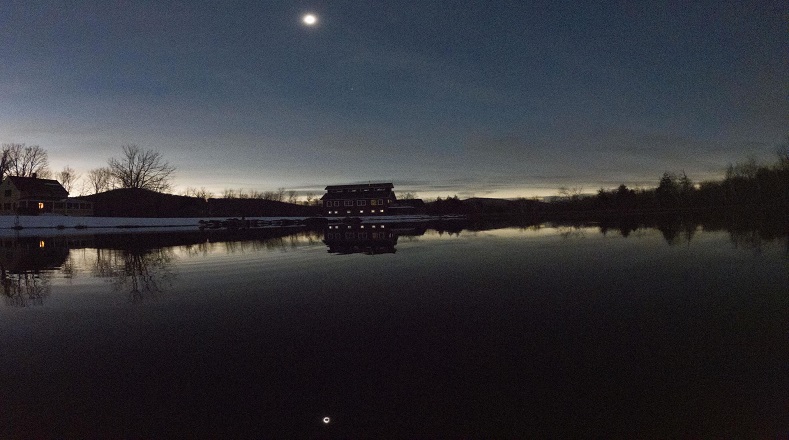 El eclipse solar total se reflejó en un estanque en Huntington, Vermont, EE.UU., localidad donde los funcionarios del estado calculan que más de 150,000 visitantes a observar el evento.