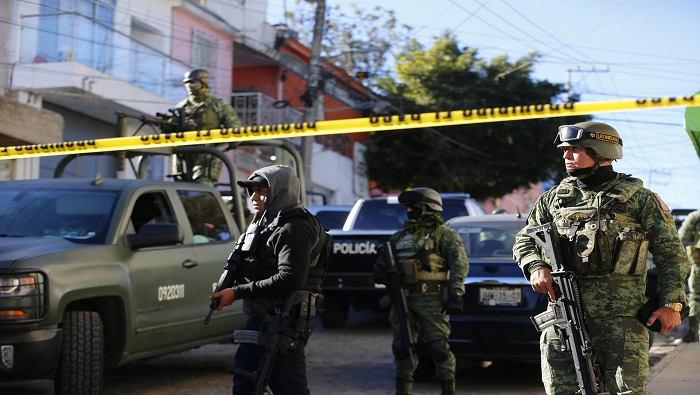 Efectivos de las fuerzas de seguridad locales llegaron a la sede del partido Morena para iniciar las investigaciones correspondientes.