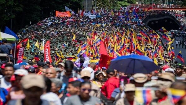 Miles de venezolanos se movilizaron para conmemorar los 22 años de la recuperación de la democracia tras el golpe de Estado contra el comandante Hugo Chávez.