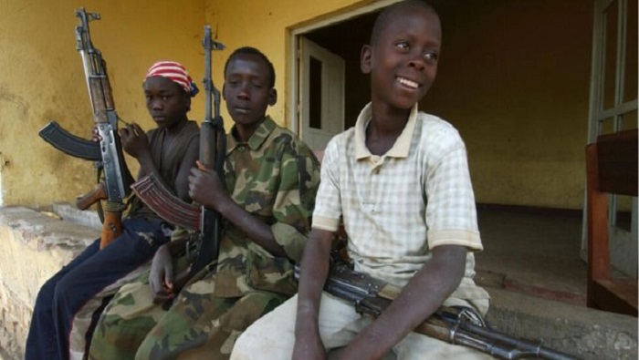 Los menores “también cometen actos de violencia, incluyendo asesinatos, secuestros y violaciones”.