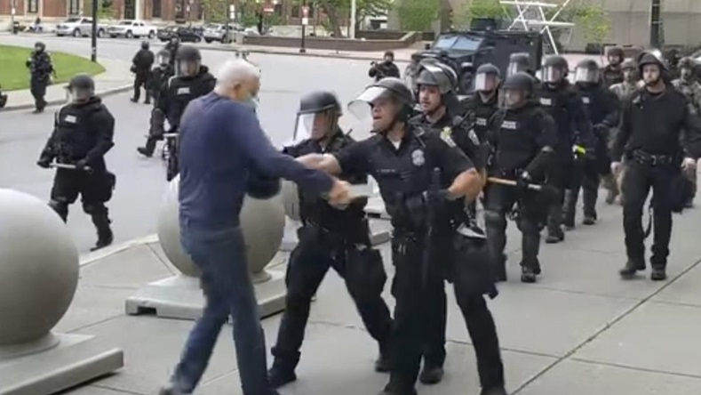 En la Universidad de Nueva York la Policía arrestó este lunes a 130 estudiantes cuando intentaban instaalar un campamento.