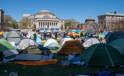 Las protestas comenzaron la semana pasada en el campus de la Universidad de Columbia, una de las facultades más prestigiosas en Estados Unidos, donde los estudiantes instalaron un campamento a favor de Palestina. 