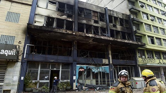 El edificio de tres pisos quedó completamente destruido.