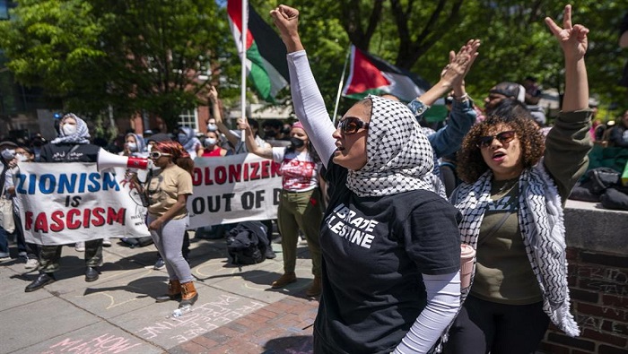 Con bocinas, banderas palestinas y consignas a favor de la paz y en contra del genocidio, jóvenes y profesores exigieron el fin del genocidio.