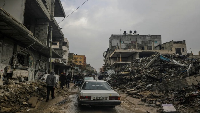 Más de 10.000 personas permanecen desaparecidas bajo los escombros, según datos del Servicio de Defensa Civil, por lo que “el número de mártires supera los 44.000