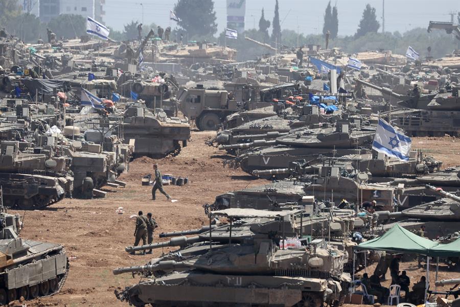 Tanques y blindados israelíes mantienen el control sobre el cruce fronterizo entre Gaza y Egipto.