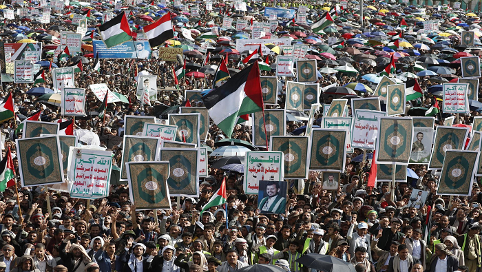 Los manifestantes portaron una gigante bandera palestina y exigieron el fin inmediato del genocidio en la Franja de Gaza.