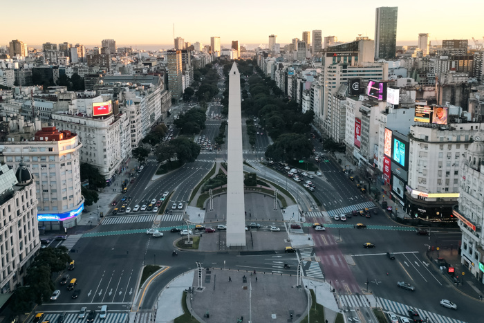 Vista de la principal avenida de Buenos Aires durante la huelga general en rechazo del modelo económico de Milei.