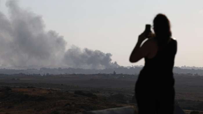 Medios locales informaron que decenas de israelíes destruyeron un convoy humanitario que llevaba ayuda a los palestinos en la Franja de Gaza este lunes.