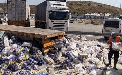La carga de harina de trigo, arroz y otras comidas fue destruida de forma vandálica en el cruce de Tarqumiya, al sur de Cisjordania.