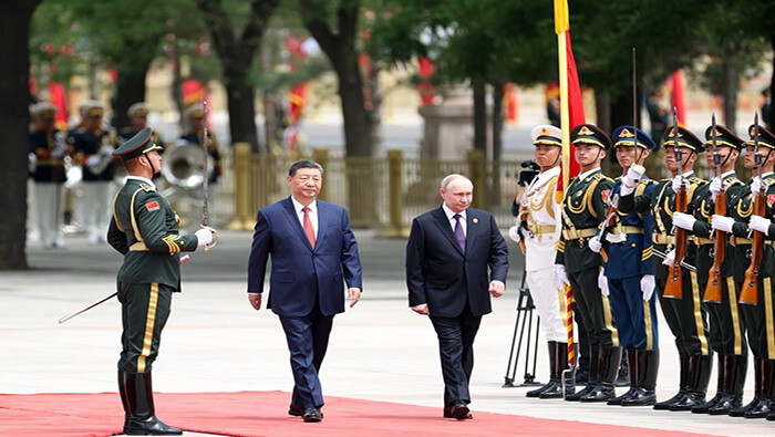Vladimir Putin y Xi Jinping pasaron revista a la guardia de honor antes de comenzar su reunión a puerta cerrada en Beijing.