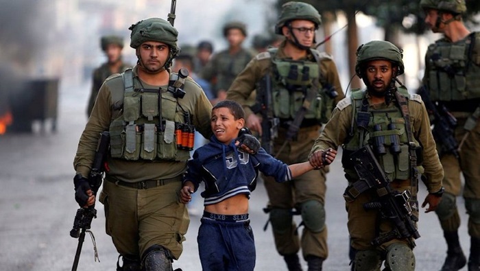 El ejército sionista ataca tanto a adultos como niños palestinos, cometiendo crímenes de guerra.