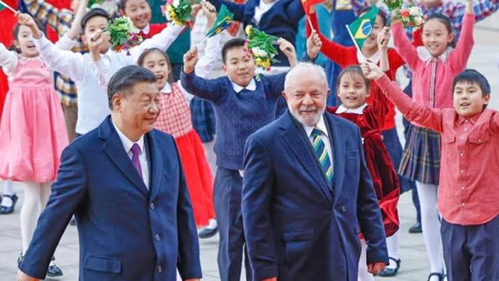 En el año 2023, Lula visitó China y se reunió con Xi Jinping, quien destacó la importancia de los nexos bilaterales para la estabilidad y la paz mundiales.